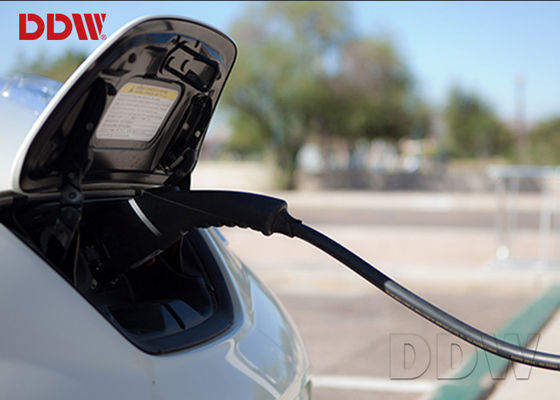 एनर्जी कार 2500 निट्स के लिए आउटडोर आईओएस चार्ज पाइल डिजिटल साइनेज 70 इंच DDW-AD7001S